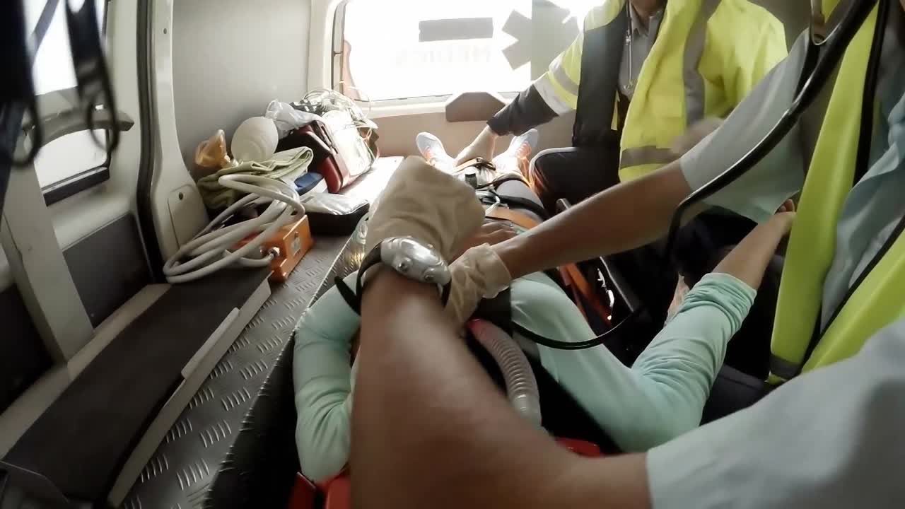 심폐폐소생술 중에 외부 디피브릴레이터를 사용하는 응급구조사