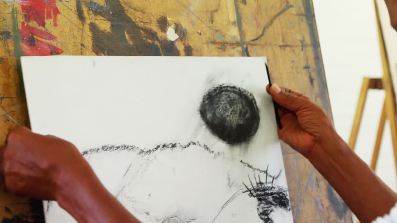 primer plano de un boceto de dibujo de artista en lienzo 4k