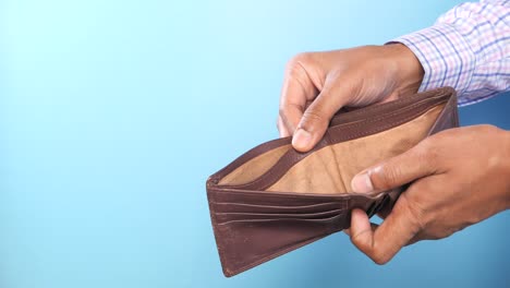 billetera vacía en las manos