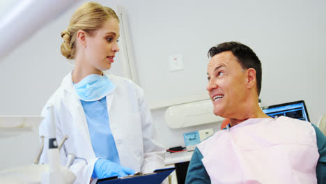 dentista interactuando con un paciente varón