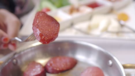 desayuno turco con sucuk
