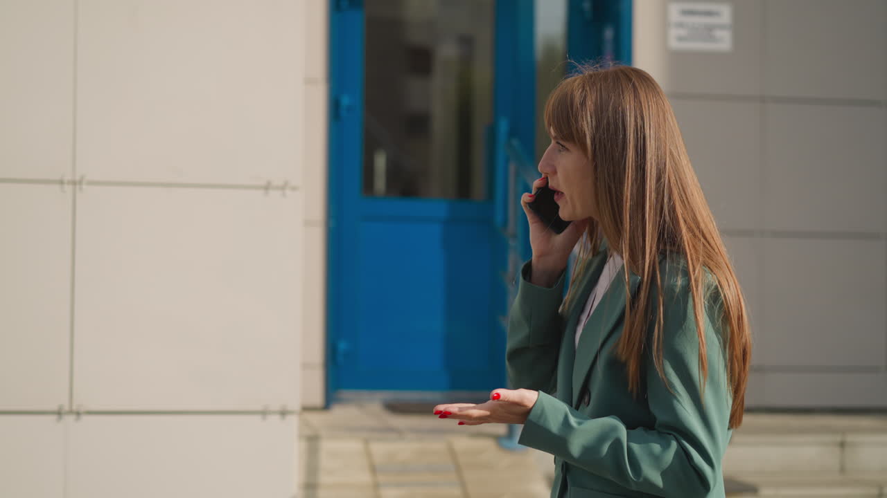 불만족한 여성은 집에서 감정적으로 전화로 의사소통합니다.