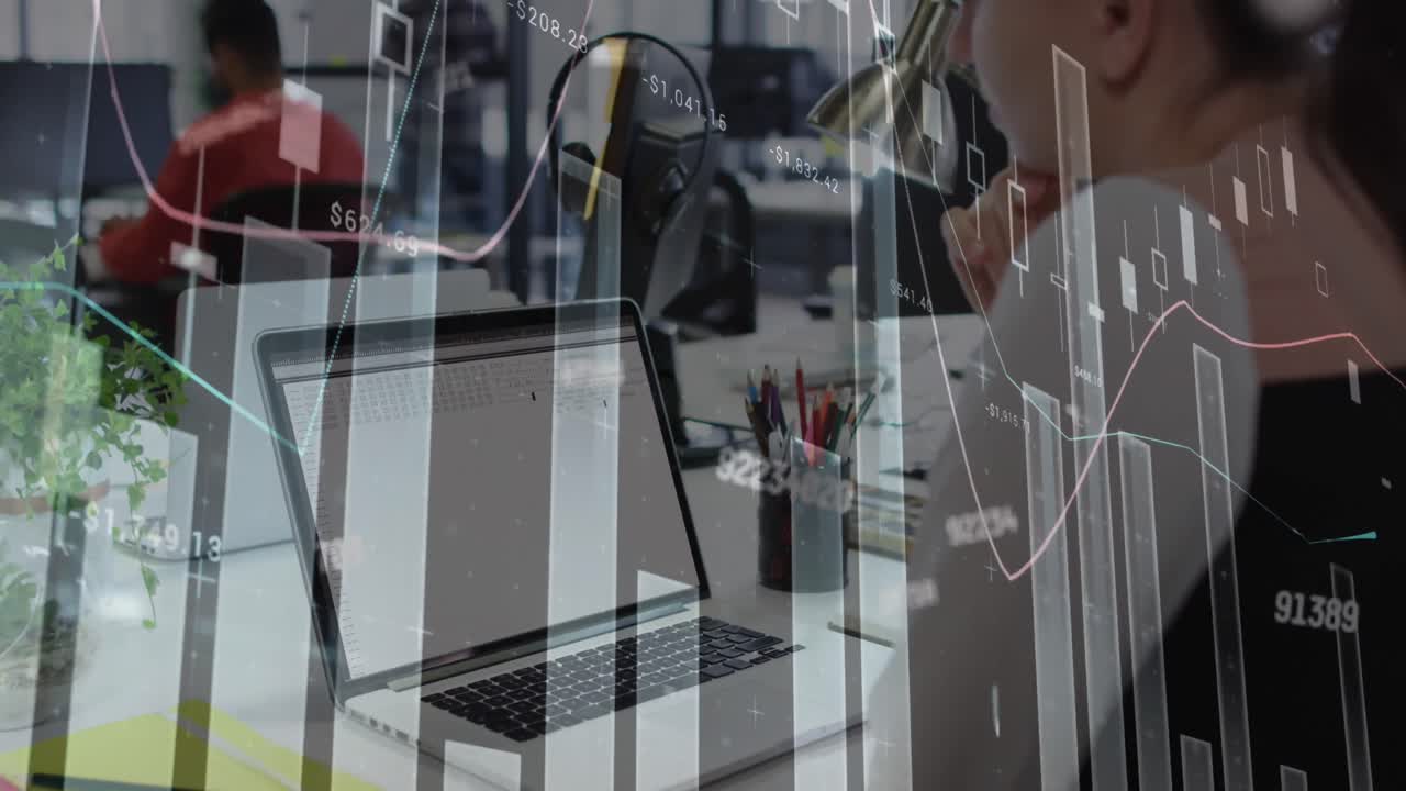 사무실에서 노트북을 사용하는 백인 여성의 뒷면에서 통계 데이터 처리의 애니메이션