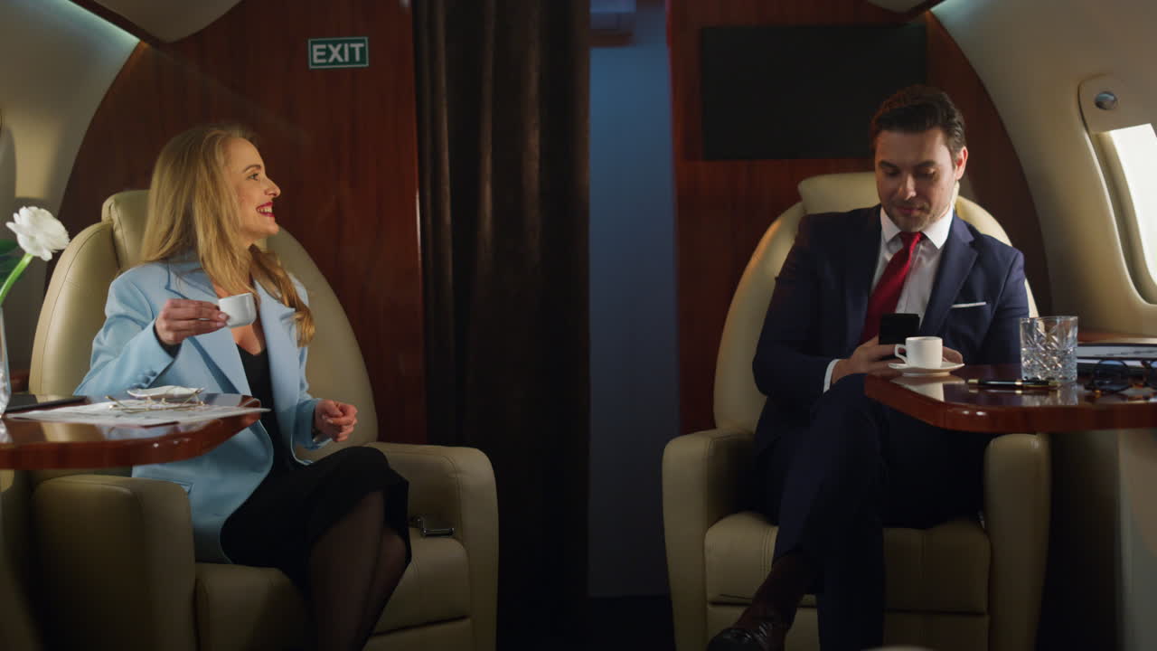 pasajeros de clase ejecutiva volando en avión corporativo.