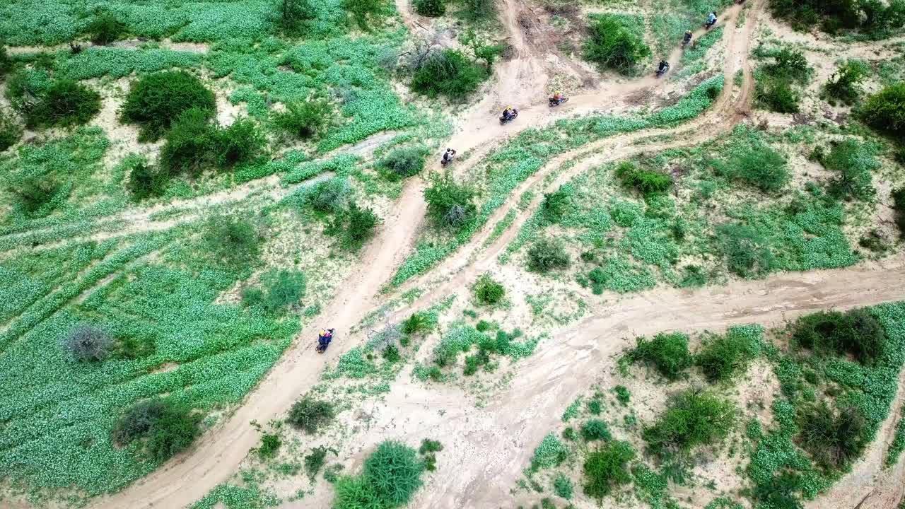 motocicletas que pasan por senderos sinuosos en el parque de conservación de ngorongoro, tanzania, áfrica oriental