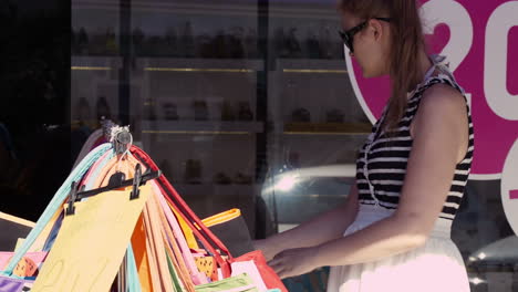 mujer comprando bolsas