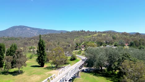 volando hacia el municipio de tharwa adyacente al histórico puente allan truss tharwa, a través del río murrumbidgee, cerca de canberra, australia