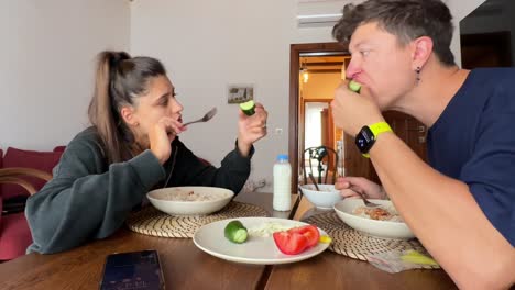 pareja disfrutando de una comida