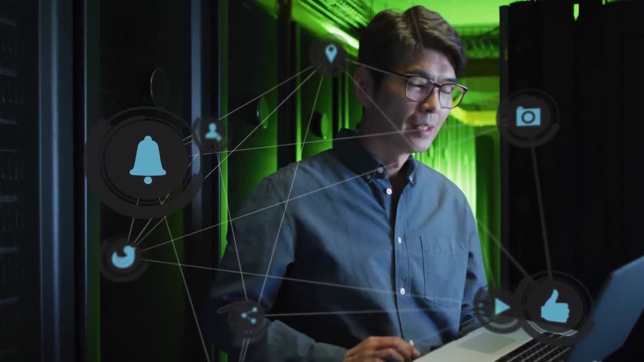animación de la red de conexiones a través de un ingeniero de ti masculino asiático con una computadora portátil por un servidor de computadora