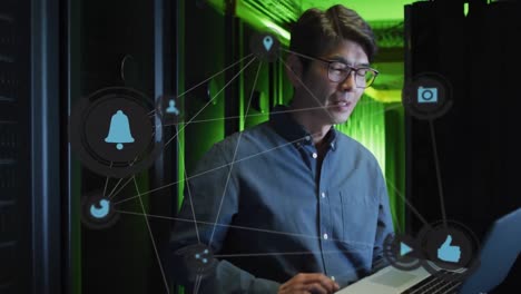 animación de la red de conexiones a través de un ingeniero de ti masculino asiático con una computadora portátil por un servidor de computadora