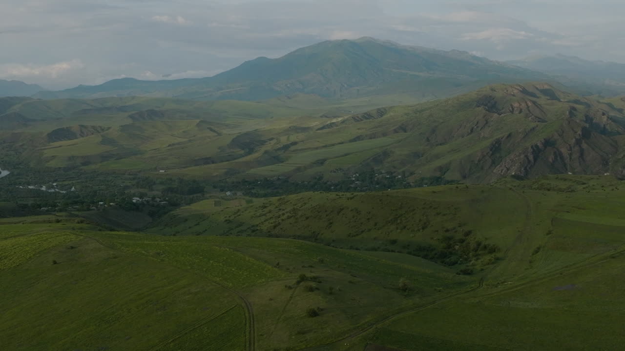 Verdi colline ondulate in una mattina nebbiosa vicino ad Apnia, Georgia