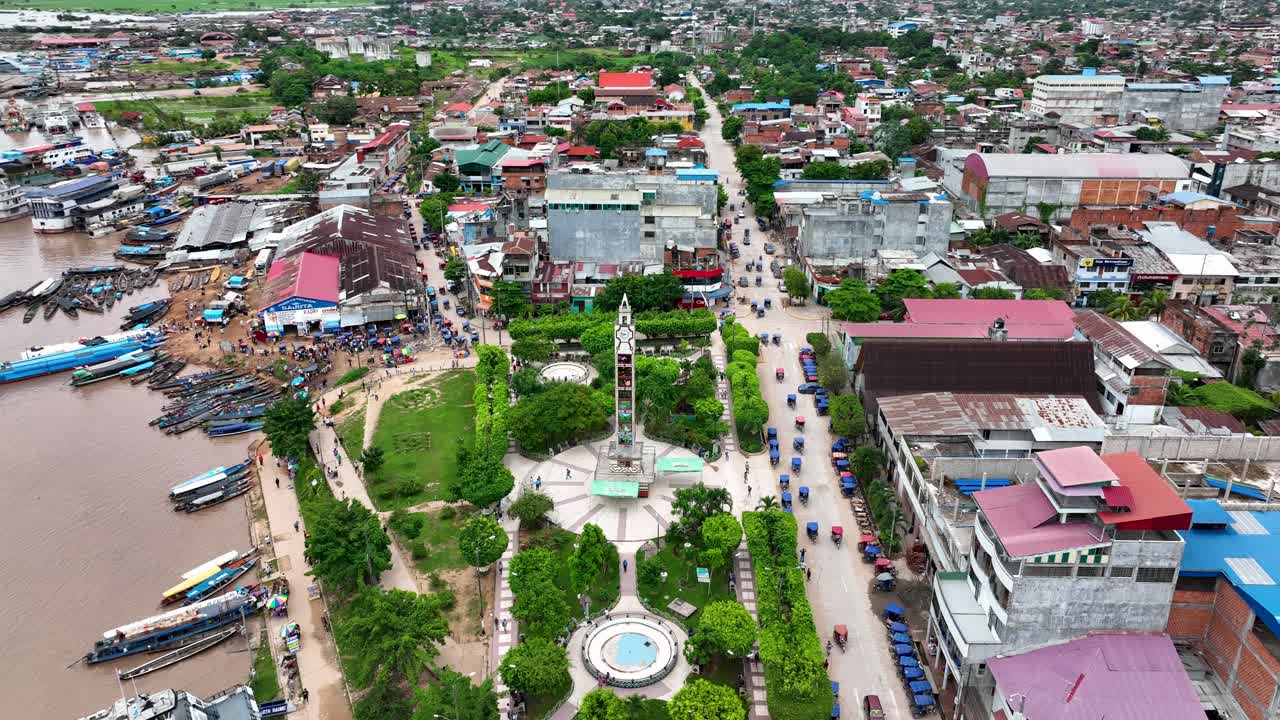 페루 푸칼파 - 아마존 강 정글 열대우림에 있는 도시 - 4k 고해상도 - 위에서 드론 플라이 뷰 샷