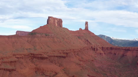 Large-Natural-rock-formation,-Parriot-Mesa,-in-Utah-desert,-Moab