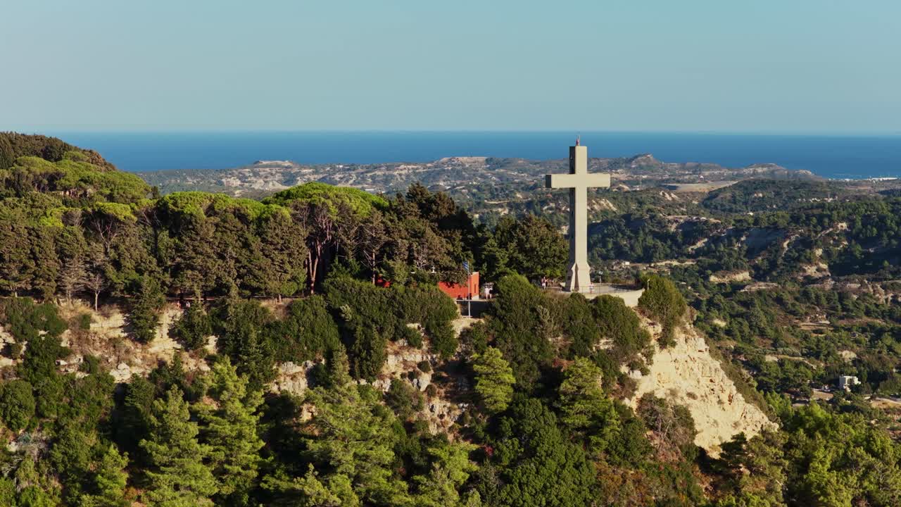 Paesaggio dell'isola di Rodi con croce e mare