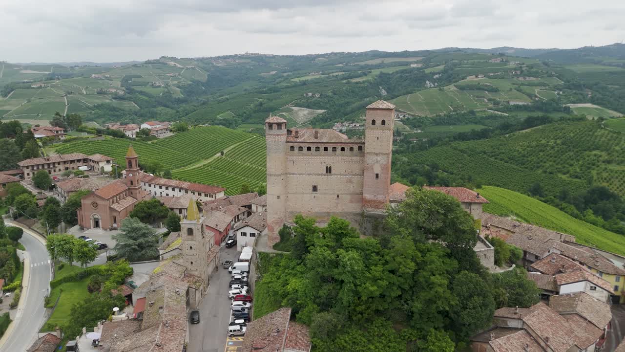 serralunga d'alba, región de langhe, cuneo, piamonte, italia. vista aérea en 4k de la ciudad y los viñedos. langhe-roero y monferrato. volando hacia adelante por encima del castillo.