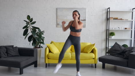 mujer realizando rutinas de entrenamiento en el hogar