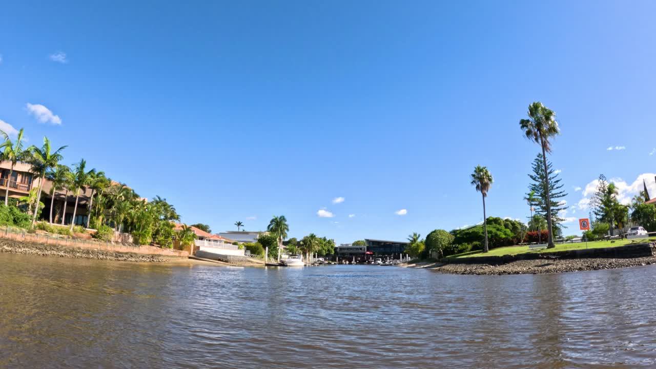 día soleado con canal y edificios