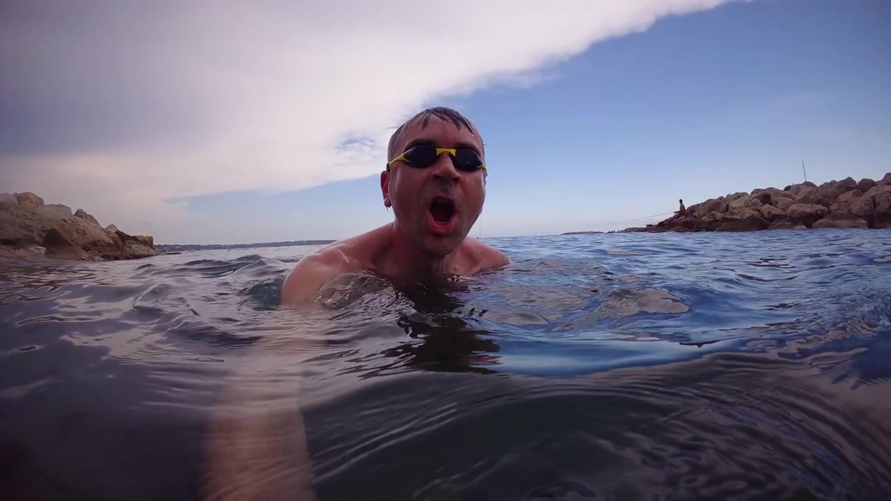 Filmato dinamico subacqueo in soggettiva di un nuotatore che si muove in acqua di mare cristallina