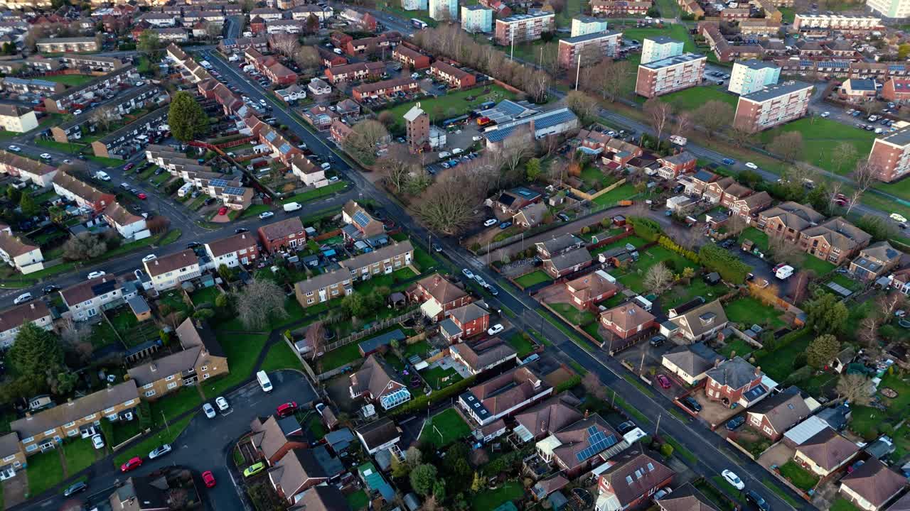 Ripresa aerea con drone del paesaggio di Sholing, una regione di Southampton, in Inghilterra. Un bellissimo sobborgo con case rosse, giardini, strade trafficate con traffico e auto durante un bellissimo tramonto invernale.
