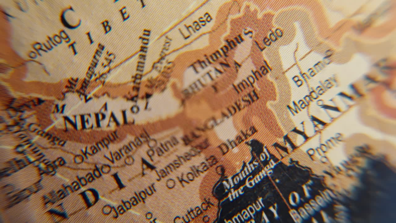 Mappa del mondo macro, elementi geografici illustrati con globo. Nomi dei Paesi contrassegnati