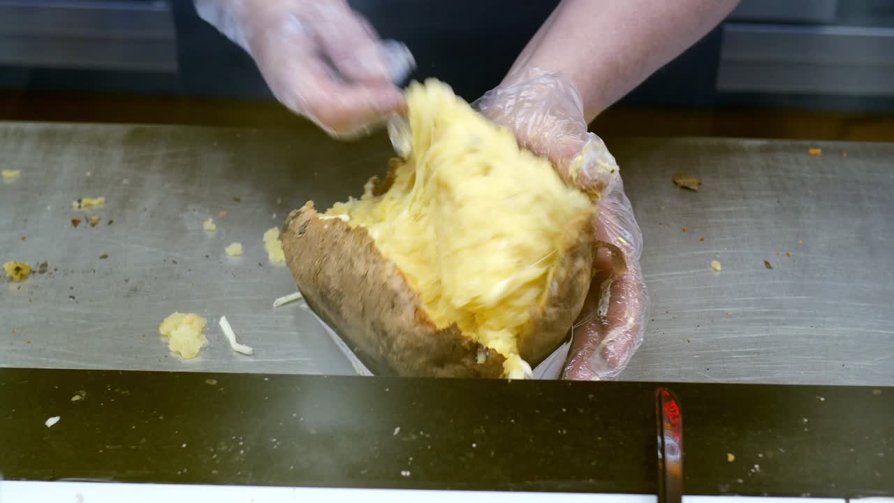 sirviendo patatas al horno