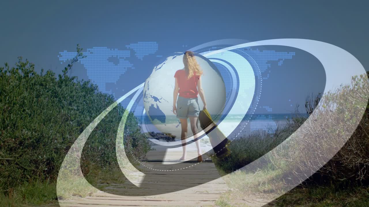 Mujer con tabla caminando por el paseo marítimo hacia el mar, acercándose a la cámara, mientras anillos de globo comienzan a envolver tecnología que se desvanece