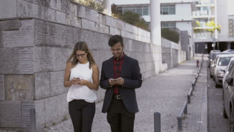 Gente-De-Negocios-Enfocada-Usando-Teléfonos-Celulares-Al-Aire-Libre