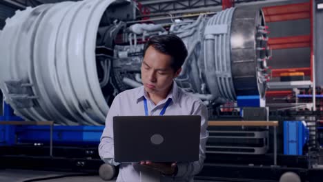 ingeniero trabajando en un proyecto en una fábrica