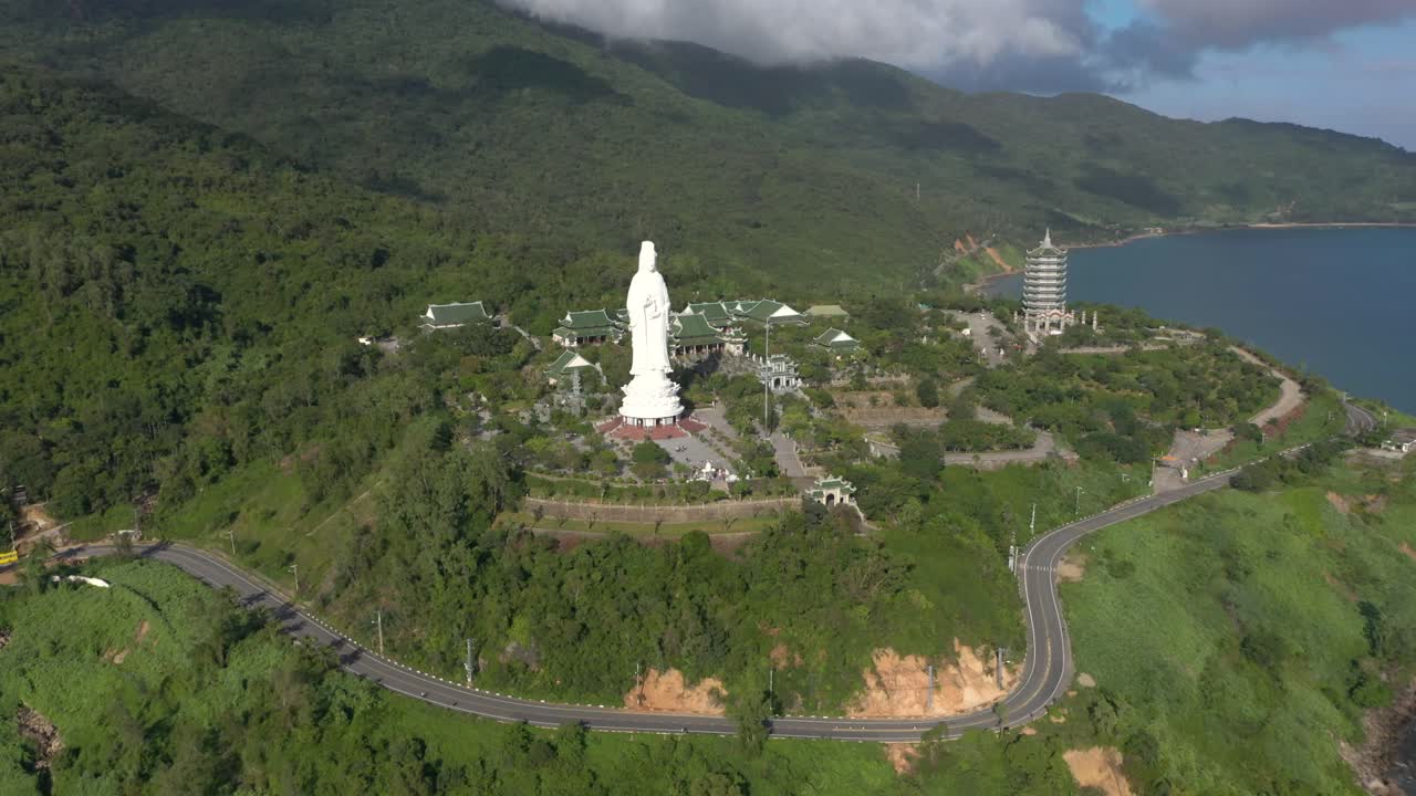 베트남 다낭에서 거대한 산과 바다가 있는 가장 높은 여성 부처상과 사원을 향해 날아가는 공중 드론