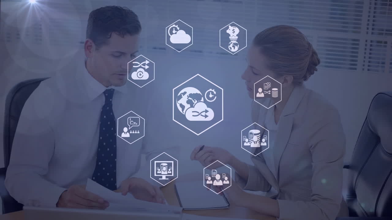 animación de iconos de los medios sobre colegas caucásicos discutiendo el proyecto