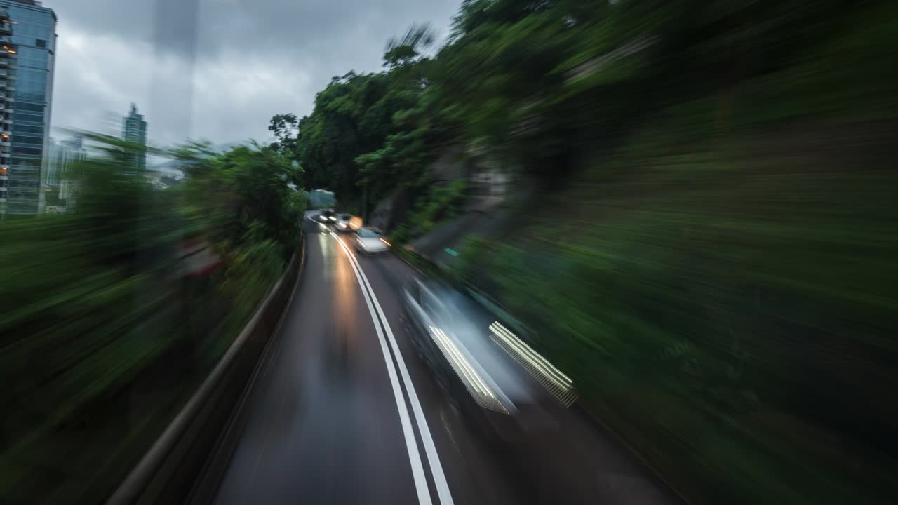 Timelapse in movimento POV di un viaggio in autobus a Hong Kong, Cina, un importante centro finanziario e una delle città più sviluppate dell'Asia.