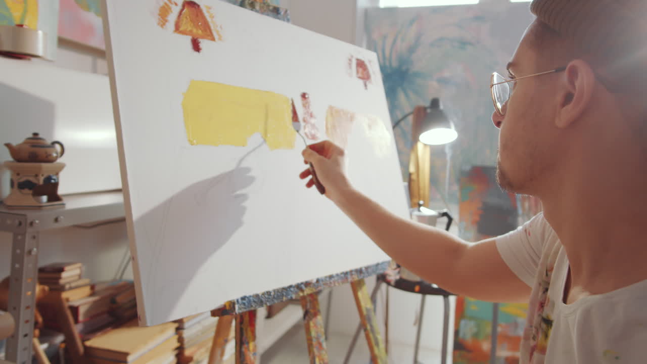 팔레트 칼로 캔버스에 페인트를 적용하는 예술가