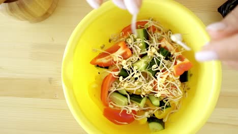 preparando una colorida ensalada de verduras