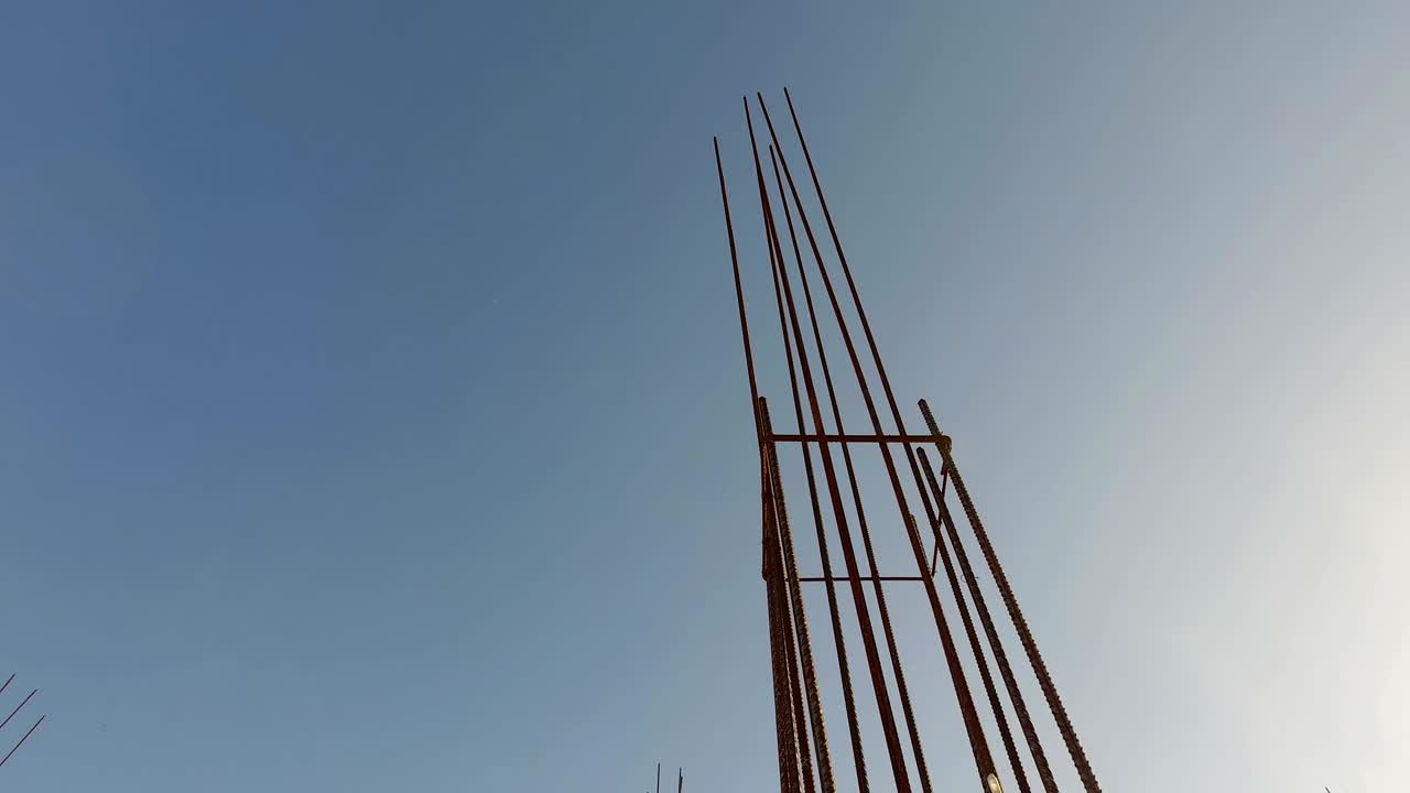 armadura de varilla de acero en el sitio de construcción del edificio