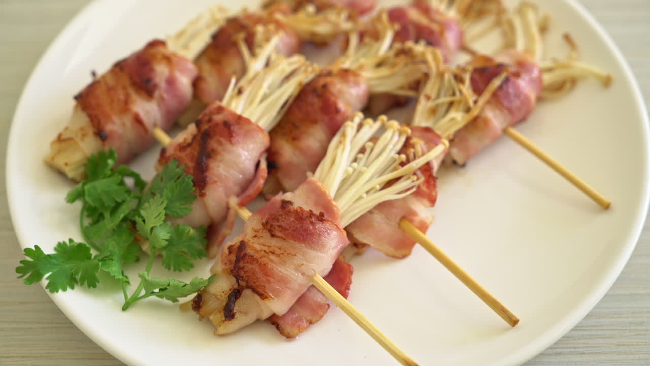 brochetas de champiñones con agujas doradas envueltas en tocino