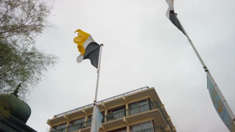 Zwei-Wehende-Französische-Flagge,-Südfrankreich