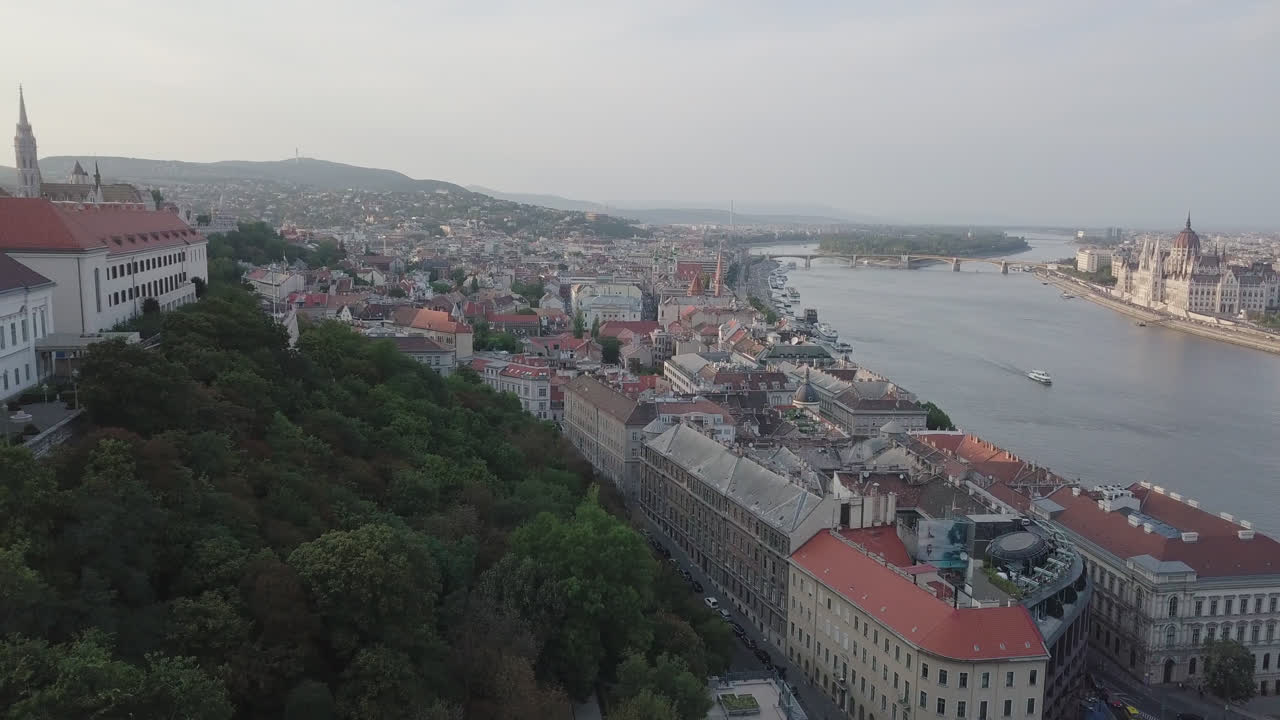 Ripresa con drone di palazzo e fiume a Budapest