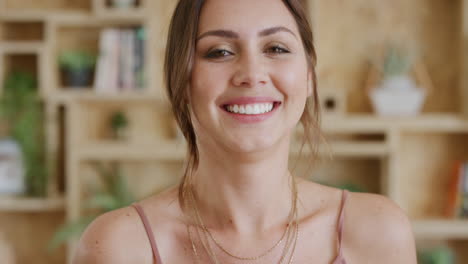 retrato de una mujer sonriente
