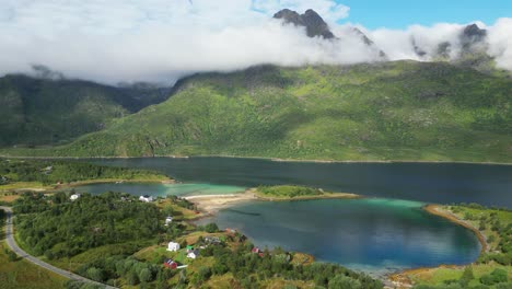 paisaje natural de las islas lofoten, fiordos y aldeas en noruega - circunvalación aérea en 4k
