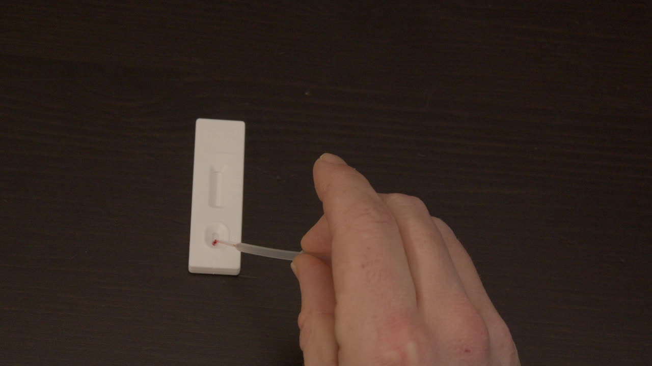 gota de sangre colocada en la prueba de anticuerpos covid-19