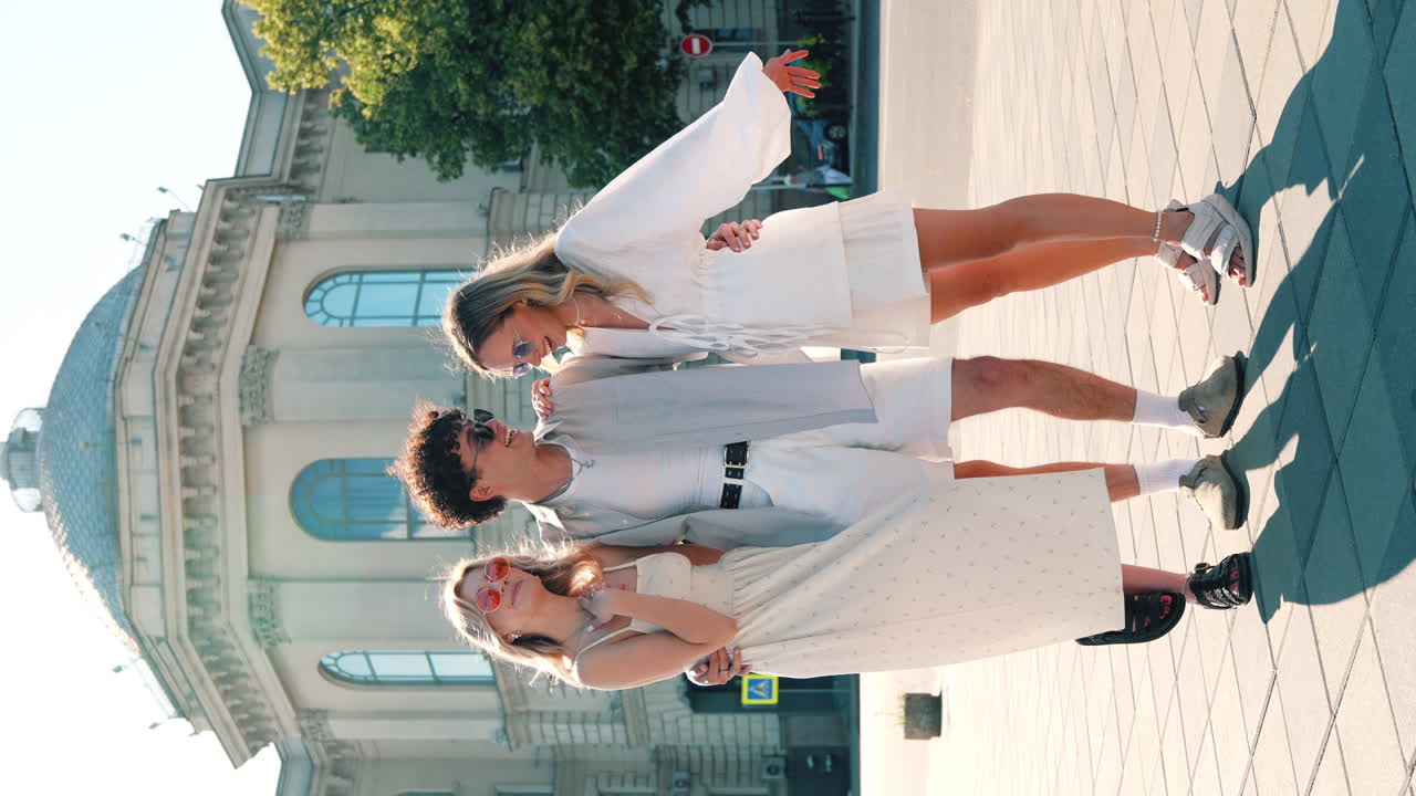 도시 를 즐기는  옷 을 입은 친구 들 의 그룹