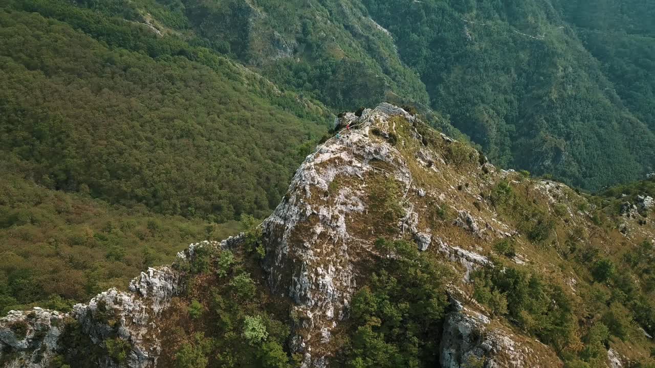 이탈리아 스카니의 작은 마을인 마사 (massa) 에 있는 피안 델라 피오바 (piano della fioba) 의 전망