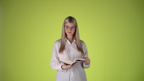 mujer joven leyendo un libro