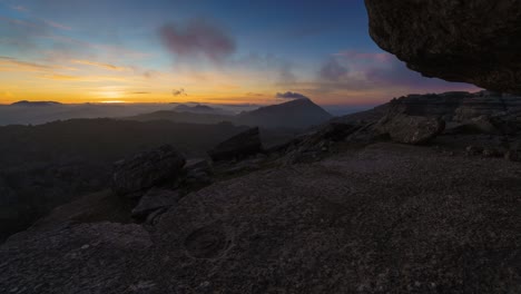 Paisaje-Al-Amanecer-Sobre-Algunas-Montañas-Rocosas