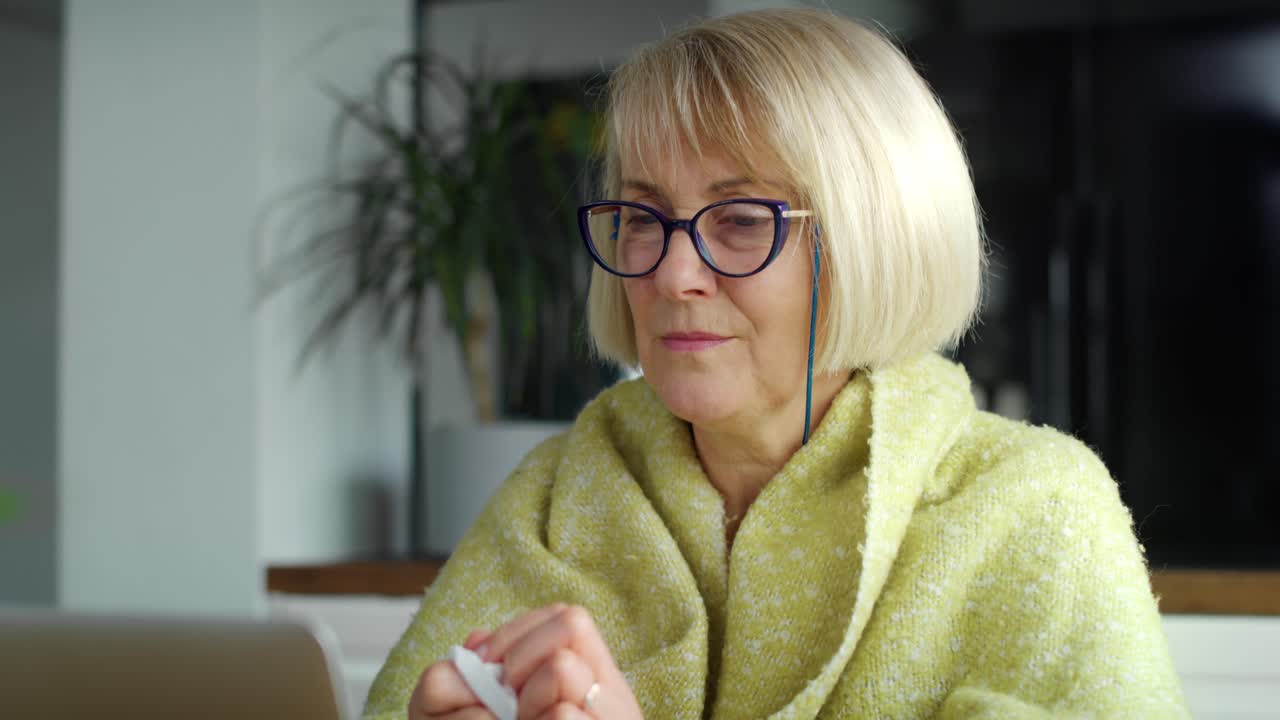 видео больной женщины консультируется с врачом онлайн с помощью ноутбука