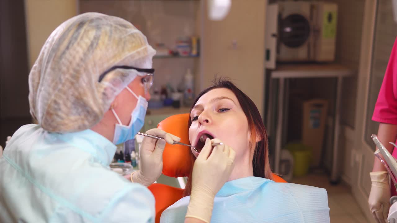 치과 의사가 환자를 검사하고 있습니다.