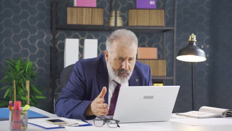 Hombre-De-Negocios-Haciendo-Una-Operación-Incorrecta-En-La-Computadora-Portátil.