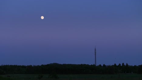 Luna-Llena-Contra-El-Cielo-Azul-De-La-Tarde-Sobre-El-Paisaje-De-Silueta