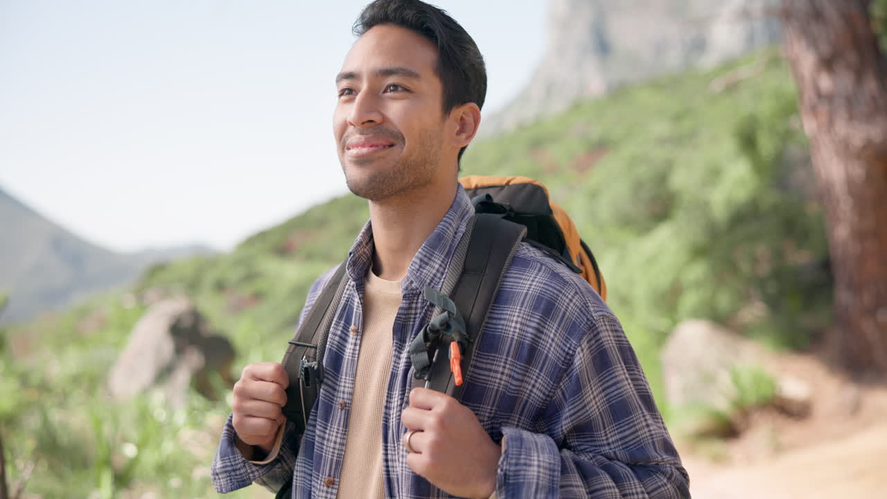 산책, 자연과 인간은 배과 함께 산에 있습니다.