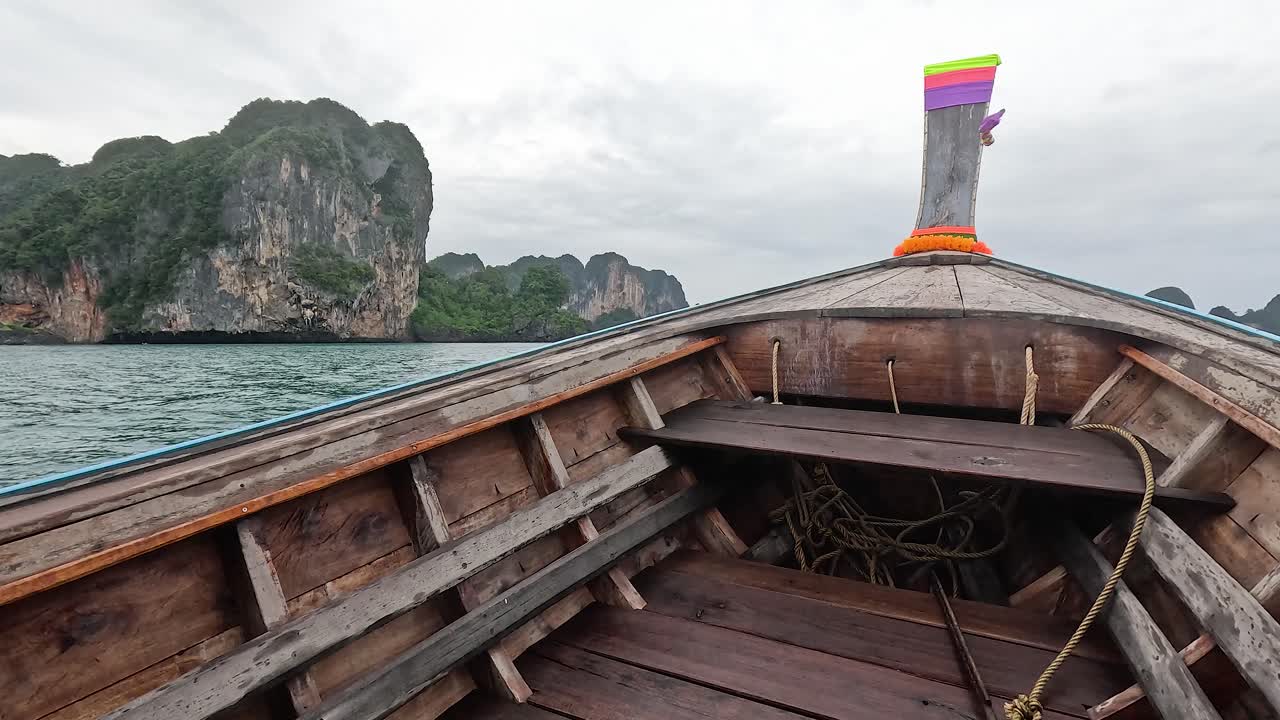 크라비의 해안선을 따라 경치 좋은 보트 타기